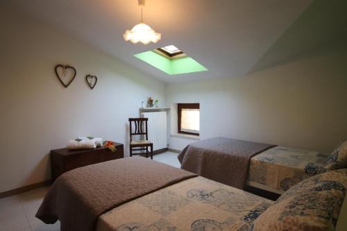 1 dormitorio con 2 camas y luz verde en Casa Vacanze Al Borgo, en Caprino Veronese