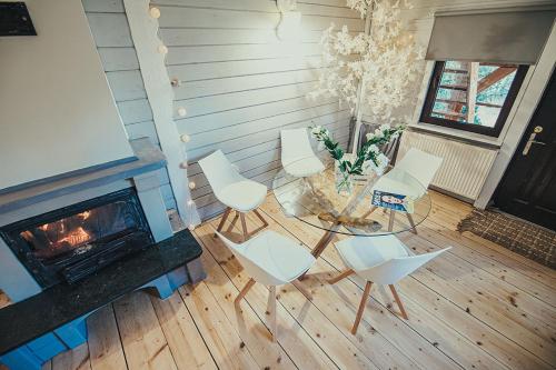 a room with a table and chairs and a fireplace at Zacisze Leśne nad Pilicą in Spała