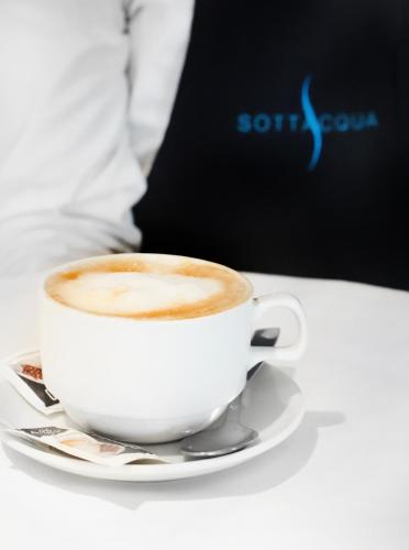 Martur Resort في تيرمولي: وجود كوب من القهوة على صحن على طاولة