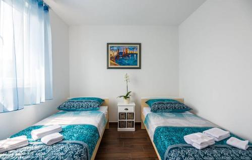 una camera con due letti e una finestra di Apartments Dora a Vantačići