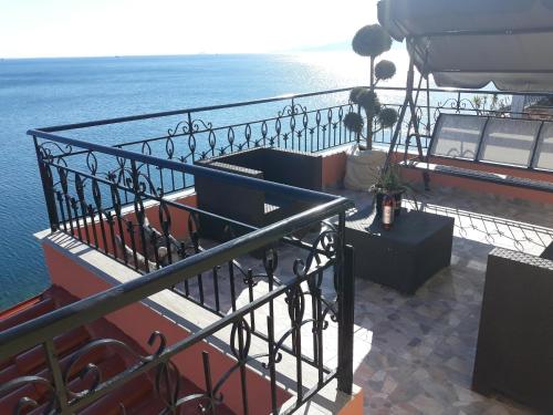 een balkon van een cruiseschip in het water bij Caldera Premium Villa in Kavala