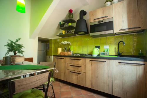 una cucina con mobili in legno, un lavandino e un tavolo di Silvia in S.Reparata a Firenze