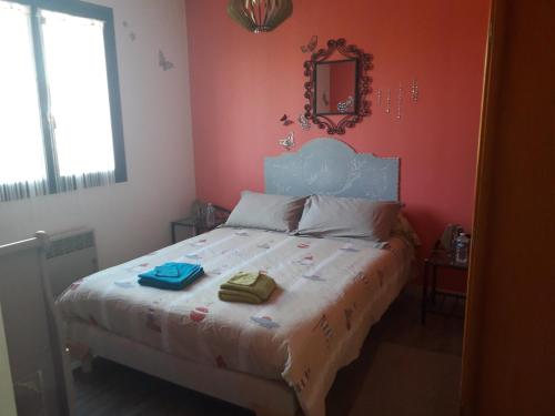 um quarto com uma cama com duas toalhas em Maison Entre Terre et Mer em Primelin