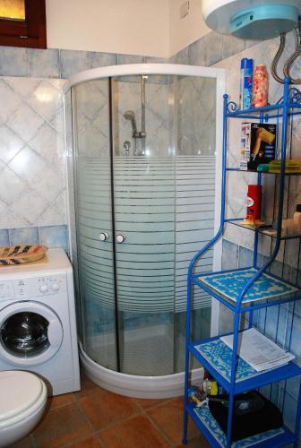 a shower in a bathroom with a washing machine at Attico La Murighessa in Castelsardo