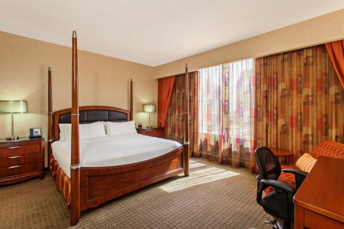 Tempat tidur dalam kamar di Holiday Inn Sacramento Downtown-Arena, an IHG Hotel