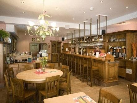 een restaurant met tafels en stoelen en een bar bij Parkhotel Wangs in Wangs