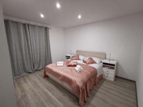 Posteľ alebo postele v izbe v ubytovaní Apartmani Pina 1