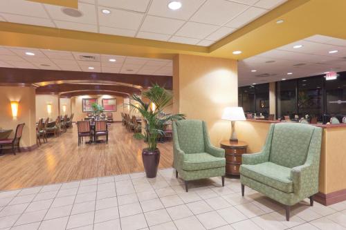 Area soggiorno di Holiday Inn Sacramento Downtown-Arena by IHG