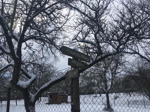 a street sign in the snow next to a fence at Quartier vert in Hunspach