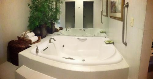 a large white bath tub in a bathroom at Holiday Inn Reynosa Zona Dorada by IHG in Reynosa
