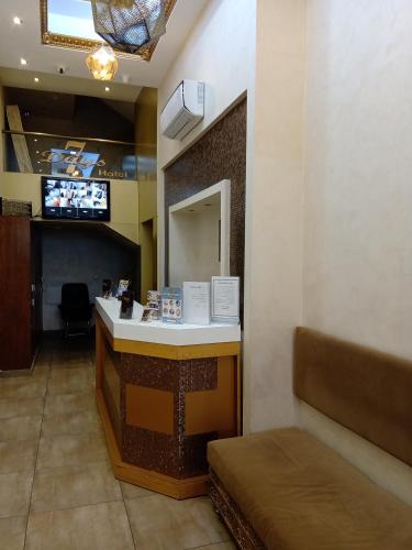 uma sala de espera com balcão e espelho em seven7days hotel em Aqaba