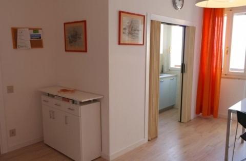 Zimmer mit einer Küche mit einem Kühlschrank und einem Fenster in der Unterkunft Orange Home in Marina di Castagneto Carducci