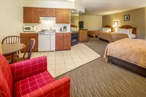 a hotel room with two beds and a kitchen at Quality Inn Keystone near Mount Rushmore in Keystone