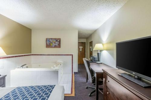 Μια τηλεόραση ή/και κέντρο ψυχαγωγίας στο Econo Lodge Inn & Suites Auburn