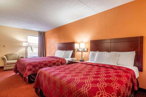 Econo Lodge في Rocky Top: غرفة فندقية بسريرين ونافذة