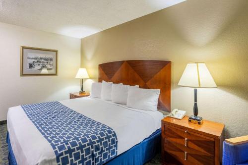 Ένα ή περισσότερα κρεβάτια σε δωμάτιο στο Econo Lodge Inn & Suites Auburn