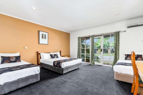 A bed or beds in a room at Comfort Inn Greensborough