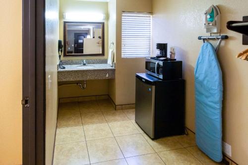 Kylpyhuone majoituspaikassa Econo Lodge Inn & Suites Fallbrook Downtown