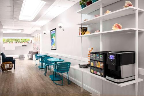 a waiting room with blue stools and a cafeteria at Quality Inn Miami South in Kendall