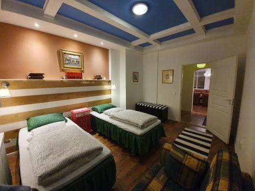 Un pat sau paturi într-o cameră la Paradlägenhet
