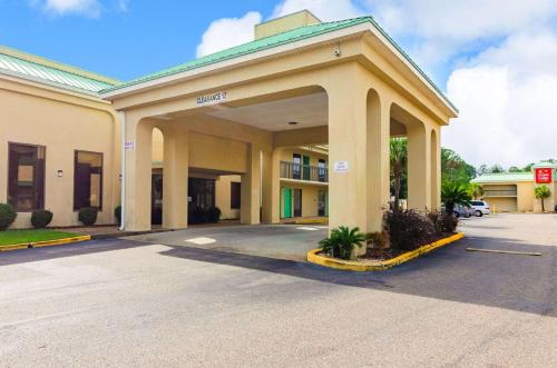 a hotel front of a building with a parking lot at Econo Lodge Inn & Suites Gulfport Airport in Gulfport