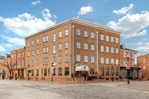 un gran edificio de ladrillo en una calle de la ciudad en Admiral Fell Inn Baltimore Harbor, Ascend Hotel Collection, en Baltimore