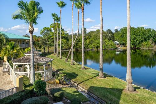 vistas a un lago con palmeras y cenador en Quality Inn Bradenton North I-75, en Bradenton