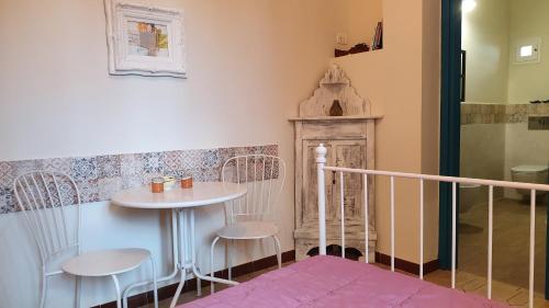 ein Esszimmer mit einem Tisch und 2 Stühlen in der Unterkunft Cla&Cha Studio in Bonassola
