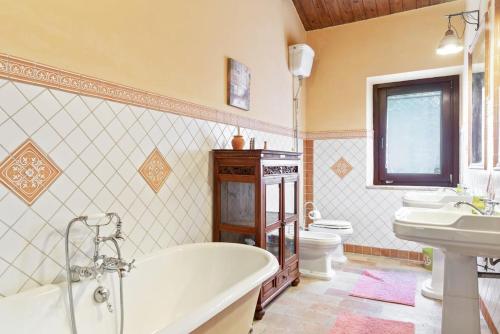 Ett badrum på Il Casale degli Allori a 20 minuti dalla Riviera del Conero
