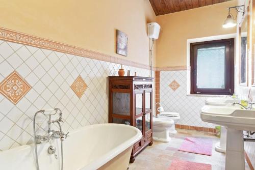 A bathroom at Il Casale degli Allori a 20 minuti dalla Riviera del Conero