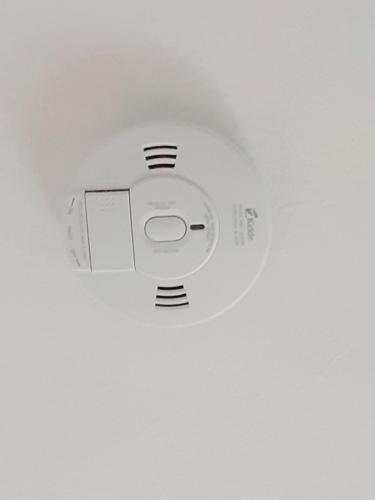 a ceiling with a smoke detector in a room at UBYTOVÁNÍ NA SPRÁVNÉM MÍSTĚ in Znojmo