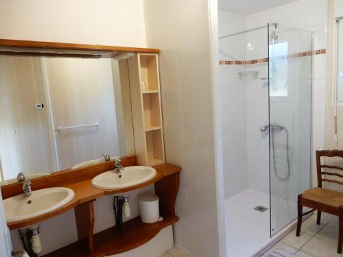 ein Bad mit 2 Waschbecken und einer Dusche in der Unterkunft La Balme in Loubressac