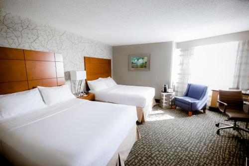 En eller flere senger på et rom på Holiday Inn Raleigh Downtown, an IHG Hotel