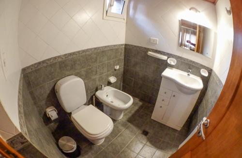 Baño pequeño con aseo y lavamanos en Aldea Termal en Copahue