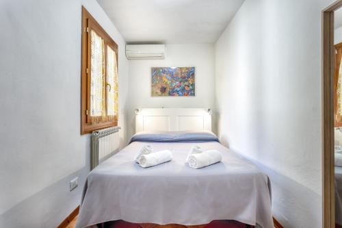 フィレンツェにあるFiume & Zannoni Apartments by 360Rentalsのベッドルーム1室(ベッド1台、タオル2枚付)