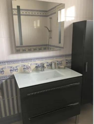 une salle de bain avec un lavabo et un miroir dans l'établissement Le Cézanne, 200m plage, grand balcon ,Wifi,, à Cassis