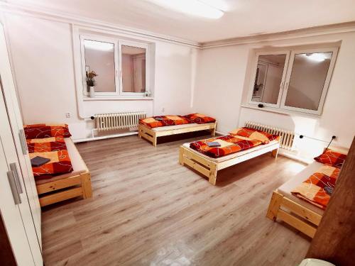um quarto com três camas e duas janelas em DIAMOND house em Brezno