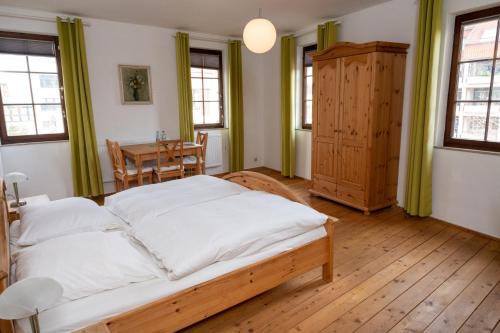 Ein Bett oder Betten in einem Zimmer der Unterkunft Schlosshotel Höfingen