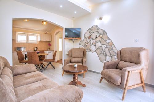 - un salon avec un canapé, des chaises et une table dans l'établissement Apartments Bella Vista, à Kotor