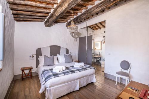 a bedroom with a large bed in a room at Podere Fontanino in Arezzo