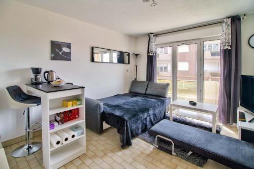 um pequeno quarto com uma cama e uma janela em STUDIO DESIGN NEAR GENEVA em Étrembières