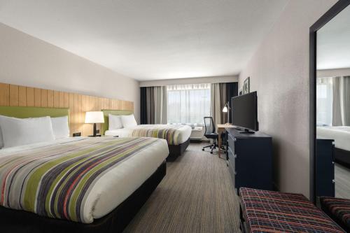 Postel nebo postele na pokoji v ubytování Country Inn & Suites by Radisson, Oklahoma City - Bricktown, OK