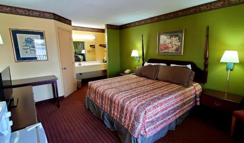 Posteľ alebo postele v izbe v ubytovaní Thomasville Inn