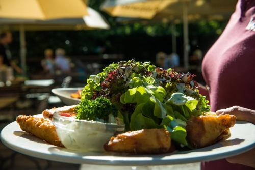 einen Teller Essen mit Salat drauf in der Unterkunft Gasthaus Adler Allmannsdorf in Konstanz