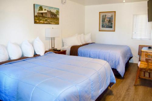 Postel nebo postele na pokoji v ubytování Arbor Inn Motel Oakridge