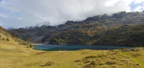 a lake in the middle of a mountain at Ufem Egg Ferienwohnungen in Innertkirchen