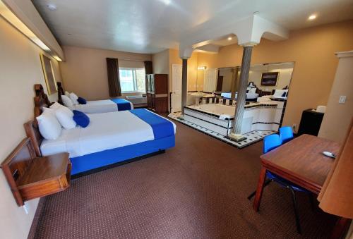 a large room with a bed and a mirror at Colony Inn in North Hollywood