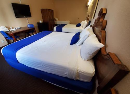 Кровать или кровати в номере Colony Inn