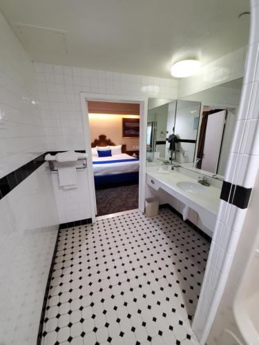 Кровать или кровати в номере Colony Inn