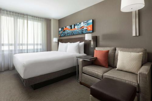 um quarto de hotel com uma cama e um sofá em Hyatt Place New York City/Times Square em Nova York